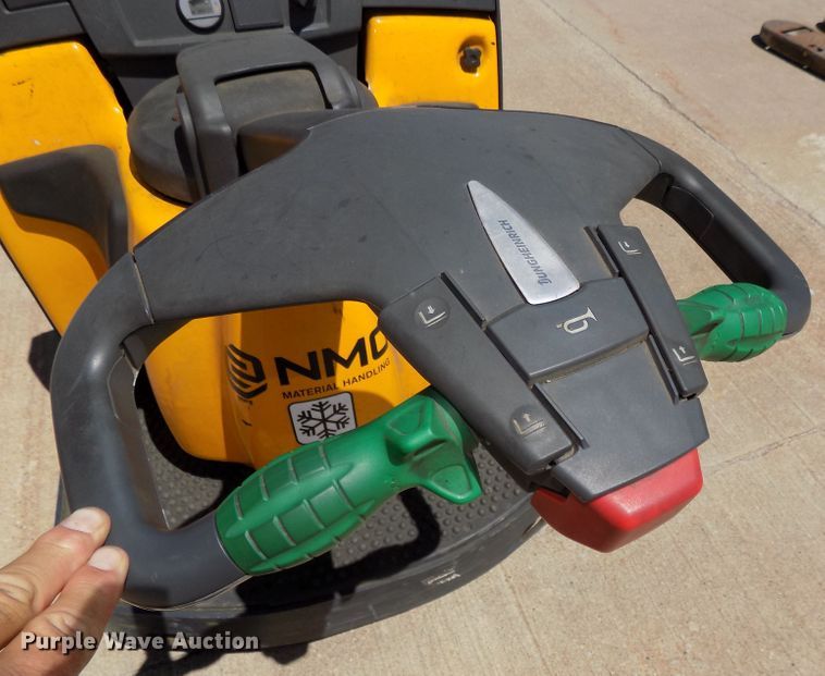 image for item DO9333 Jungheinrich ECR327 pallet jack