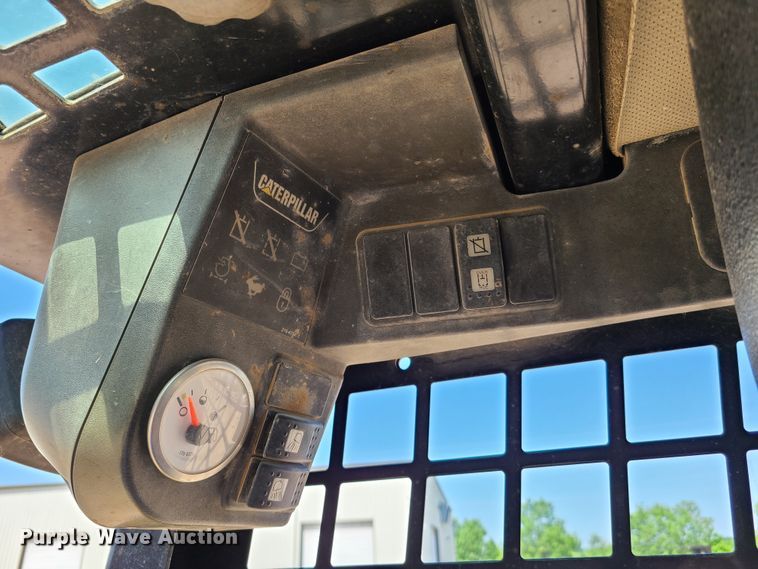 image for item EL9814 2006 Caterpillar 268B  skid steer loader