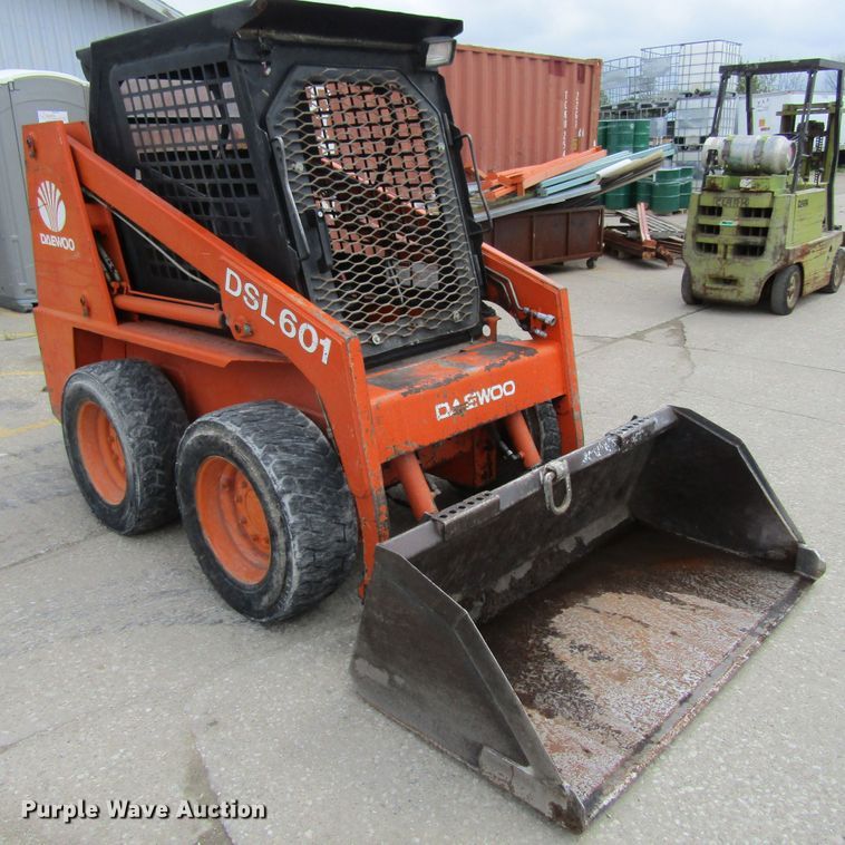 image for item FD9447 1999 Daewoo DSL601  skid steer loader