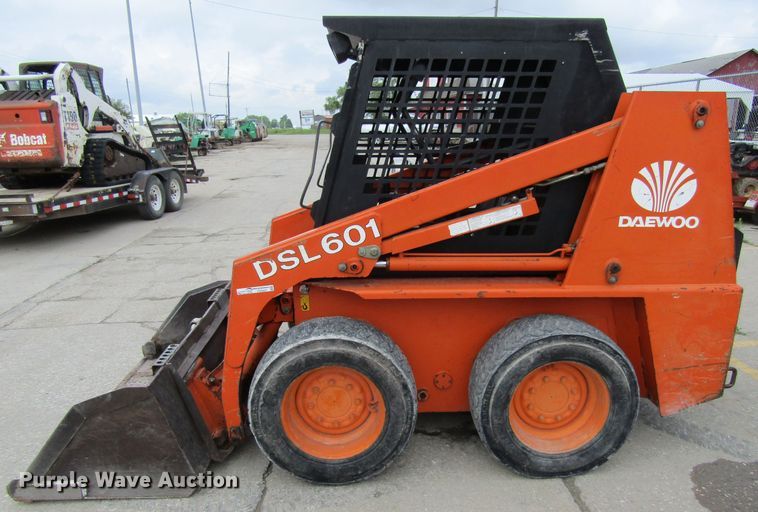 image for item FD9447 1999 Daewoo DSL601  skid steer loader
