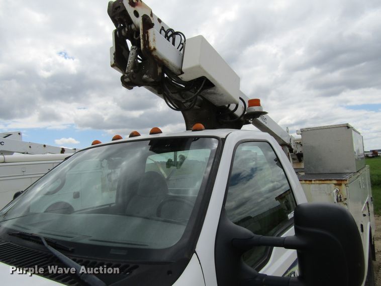 image for item FD9451 1999 Ford F450 Super Duty  bucket truck