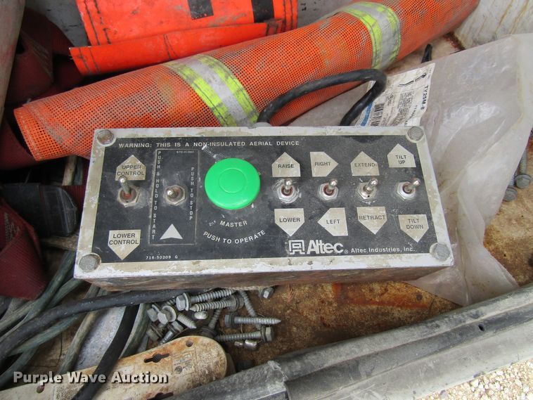 image for item FD9451 1999 Ford F450 Super Duty  bucket truck