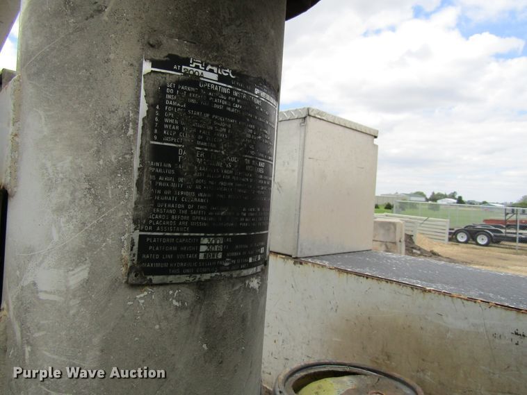 image for item FD9451 1999 Ford F450 Super Duty  bucket truck