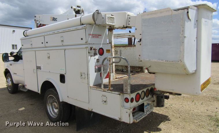 image for item FD9452 2000 Ford F550 Super Duty  bucket truck