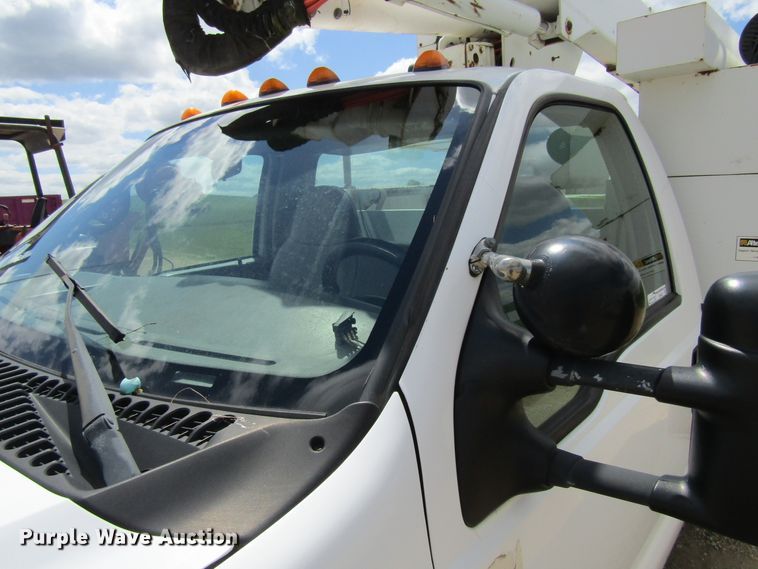 image for item FD9452 2000 Ford F550 Super Duty  bucket truck