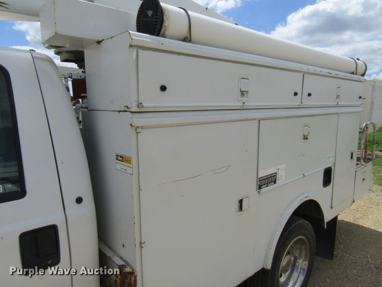 image for item FD9452 2000 Ford F550 Super Duty  bucket truck