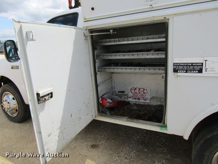 image for item FD9452 2000 Ford F550 Super Duty  bucket truck