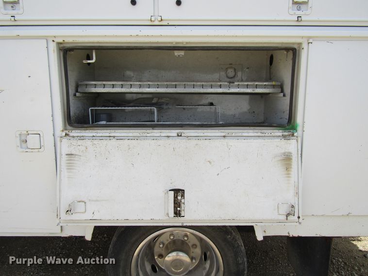 image for item FD9452 2000 Ford F550 Super Duty  bucket truck