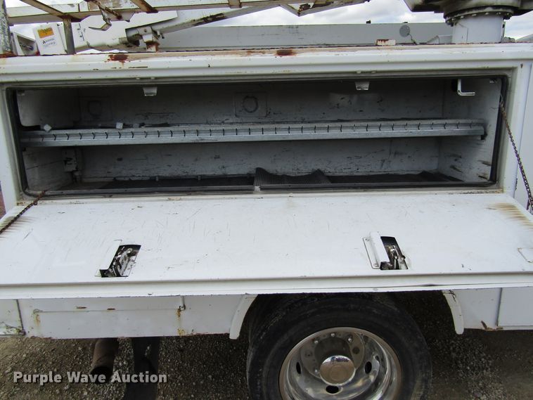 image for item FD9452 2000 Ford F550 Super Duty  bucket truck