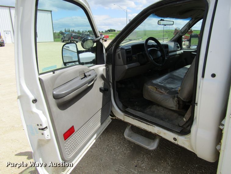 image for item FD9452 2000 Ford F550 Super Duty  bucket truck