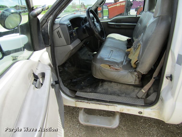 image for item FD9452 2000 Ford F550 Super Duty  bucket truck