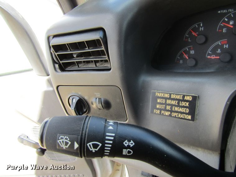 image for item FD9452 2000 Ford F550 Super Duty  bucket truck