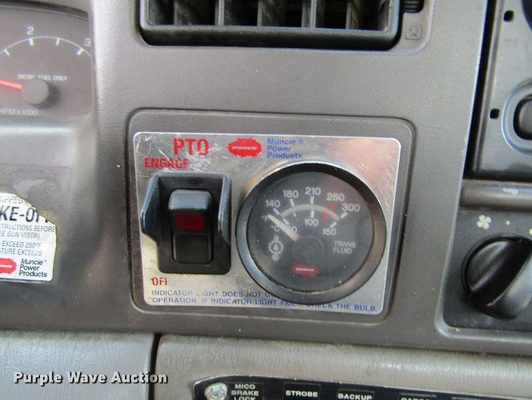 image for item FD9452 2000 Ford F550 Super Duty  bucket truck