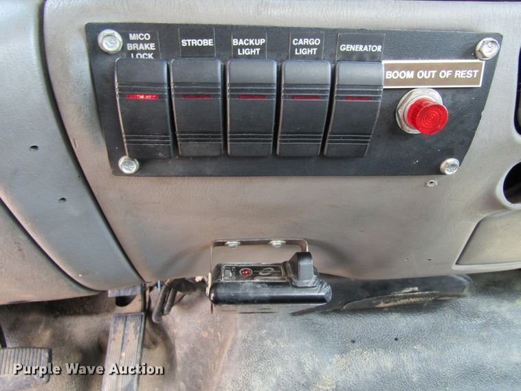 image for item FD9452 2000 Ford F550 Super Duty  bucket truck