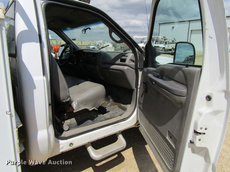 image for item FD9452 2000 Ford F550 Super Duty  bucket truck