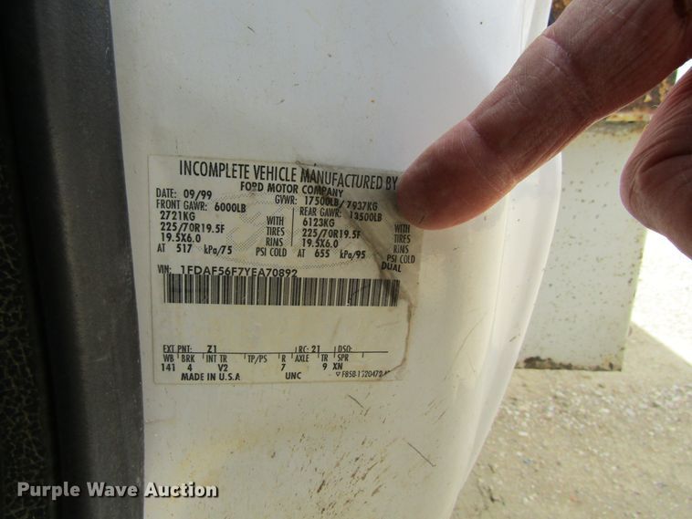 image for item FD9452 2000 Ford F550 Super Duty  bucket truck