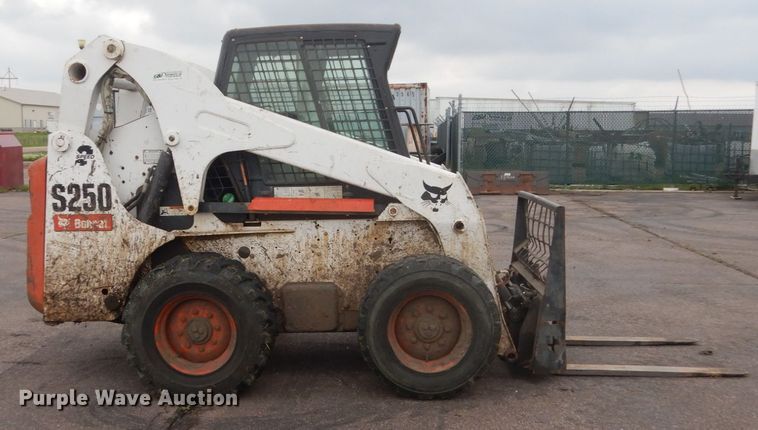 image for item FX9155 2006 Bobcat S250  skid steer loader