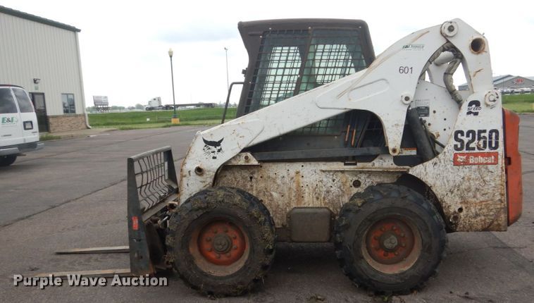 image for item FX9155 2006 Bobcat S250  skid steer loader