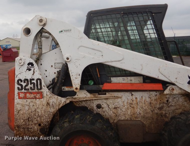 image for item FX9155 2006 Bobcat S250  skid steer loader