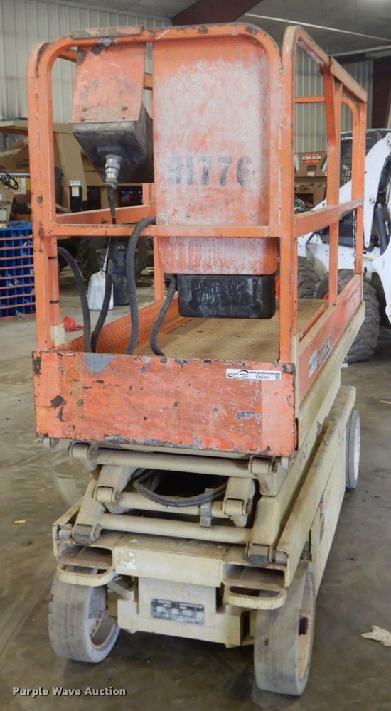 image for item FX9161 2001 JLG 2032E2  scissor lift