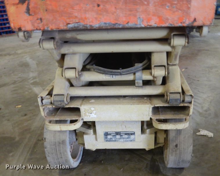 image for item FX9161 2001 JLG 2032E2  scissor lift