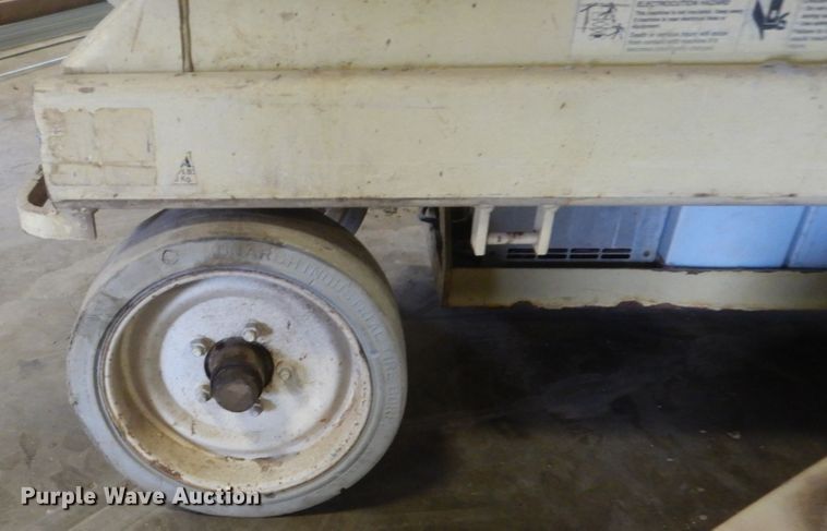 image for item FX9161 2001 JLG 2032E2  scissor lift