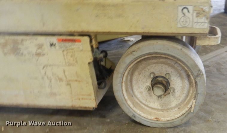 image for item FX9161 2001 JLG 2032E2  scissor lift