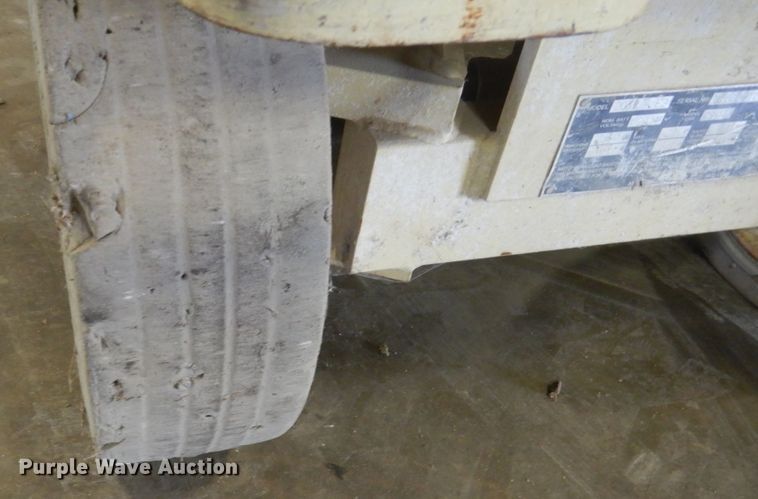 image for item FX9161 2001 JLG 2032E2  scissor lift