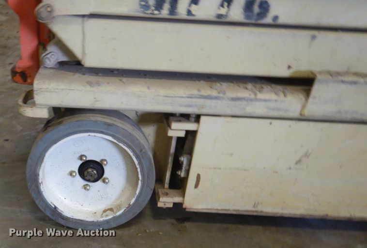 image for item FX9161 2001 JLG 2032E2  scissor lift