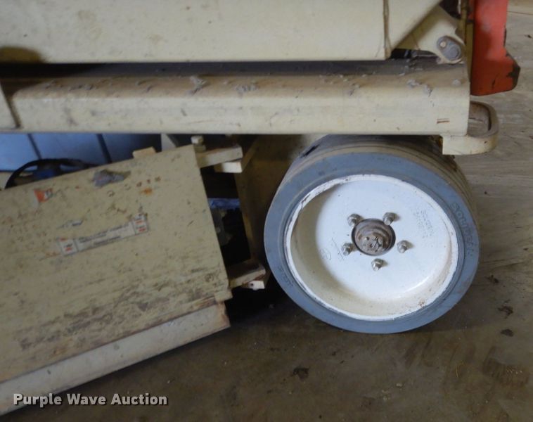 image for item FX9161 2001 JLG 2032E2  scissor lift