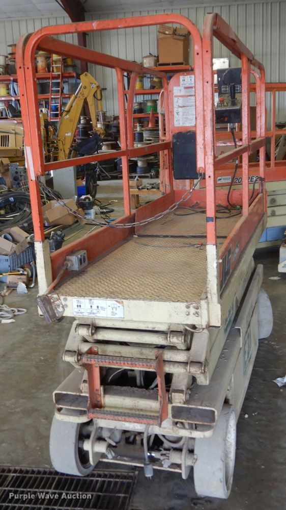 image for item FX9162 JLG 2032E2  scissor lift