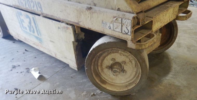 image for item FX9162 JLG 2032E2  scissor lift