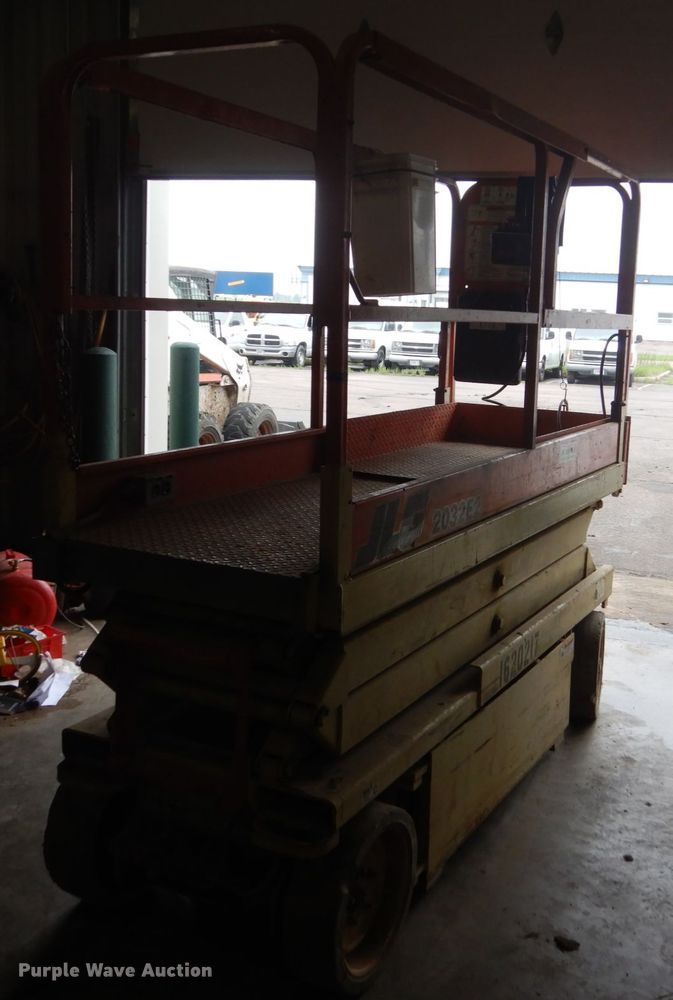 image for item FX9163 JLG 2032ES  scissor lift