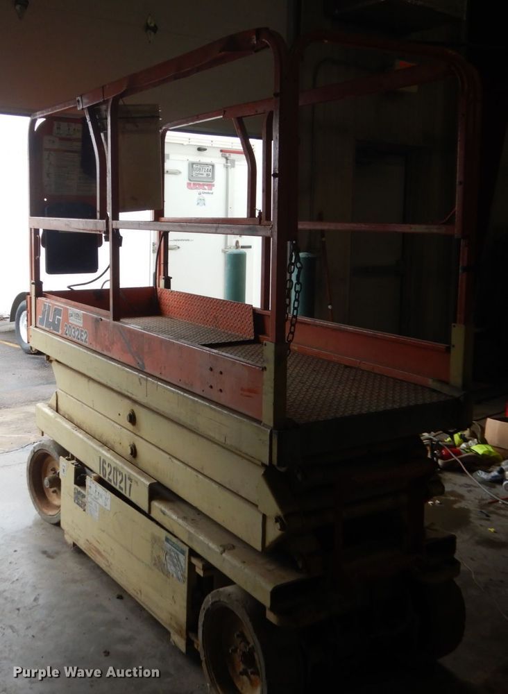 image for item FX9163 JLG 2032ES  scissor lift