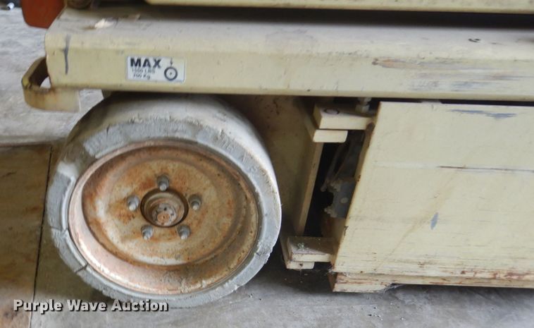 image for item FX9163 JLG 2032ES  scissor lift