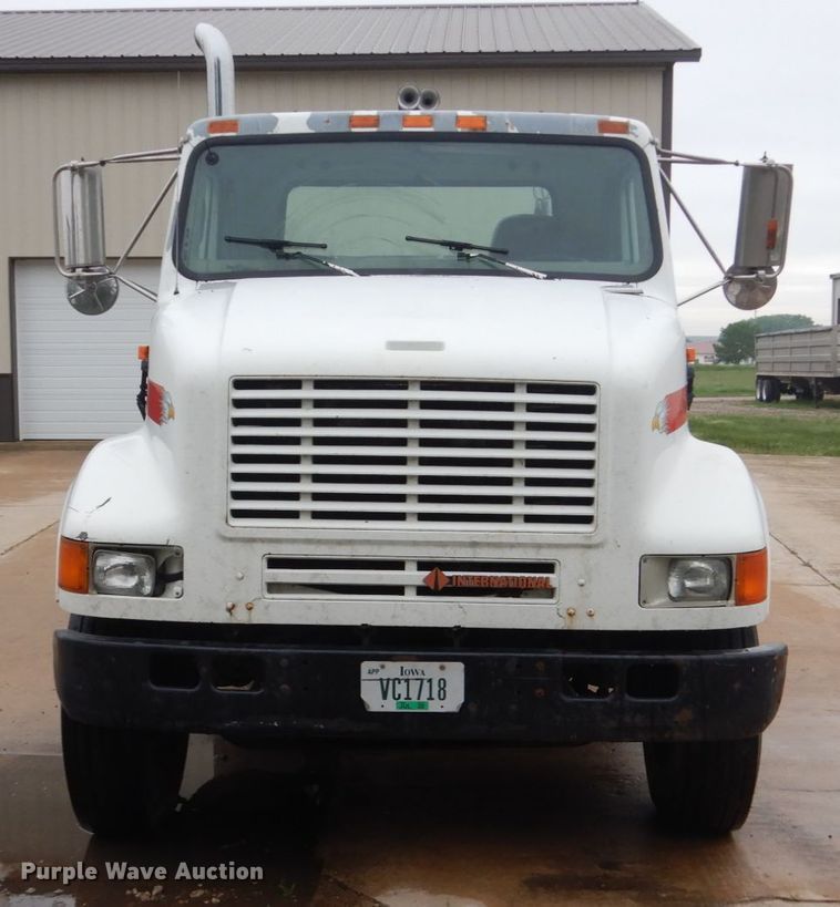 image for item FX9167 2003 International 8100  semi truck