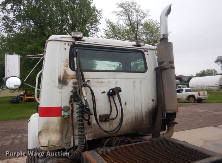 image for item FX9167 2003 International 8100  semi truck