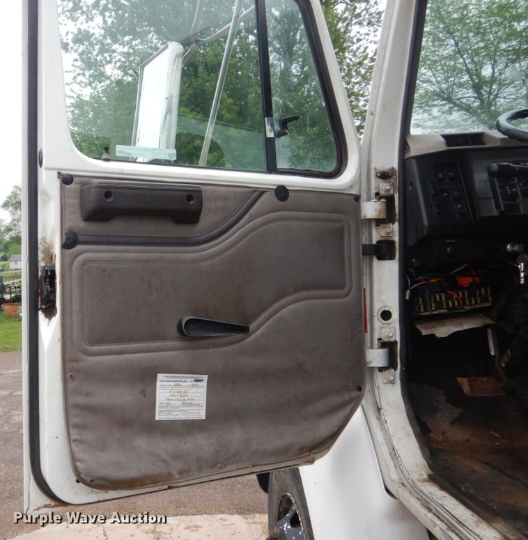 image for item FX9167 2003 International 8100  semi truck