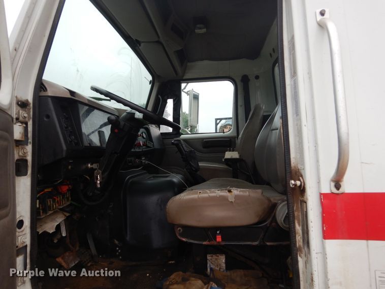 image for item FX9167 2003 International 8100  semi truck