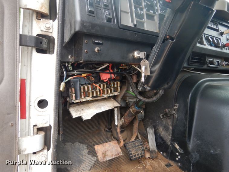 image for item FX9167 2003 International 8100  semi truck