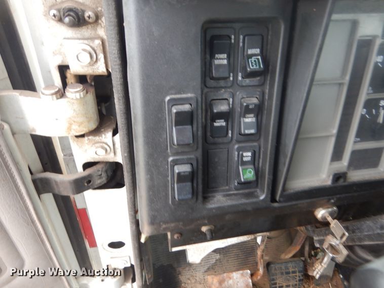 image for item FX9167 2003 International 8100  semi truck