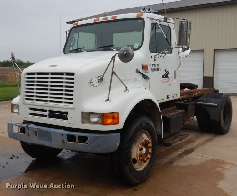 image for item FX9168 2000 International 8100  semi truck