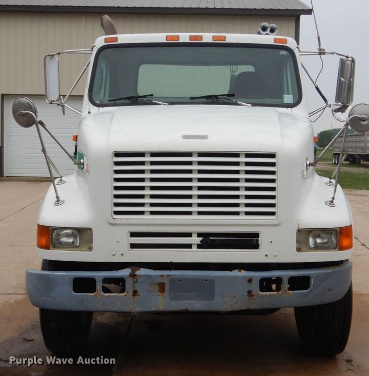 image for item FX9168 2000 International 8100  semi truck