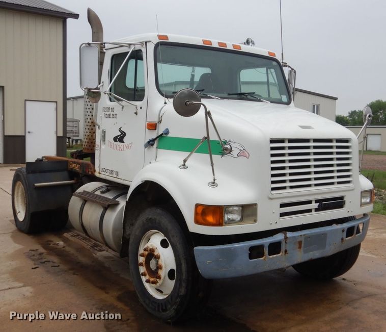 image for item FX9168 2000 International 8100  semi truck