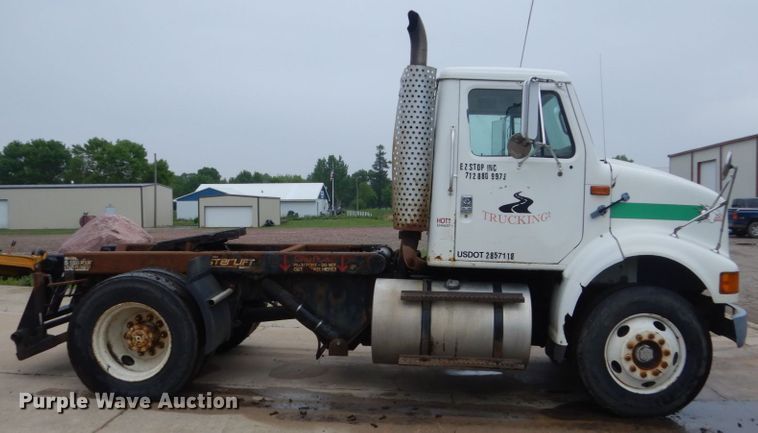 image for item FX9168 2000 International 8100  semi truck