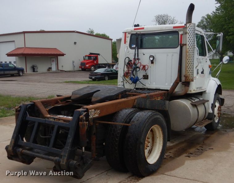 image for item FX9168 2000 International 8100  semi truck