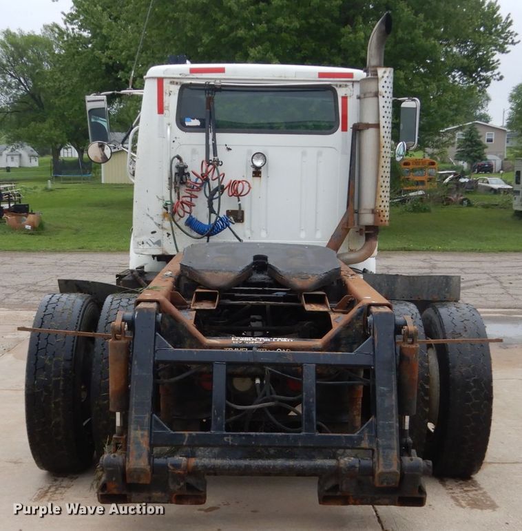 image for item FX9168 2000 International 8100  semi truck