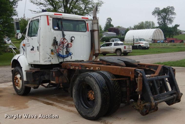 image for item FX9168 2000 International 8100  semi truck