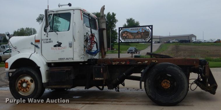 image for item FX9168 2000 International 8100  semi truck