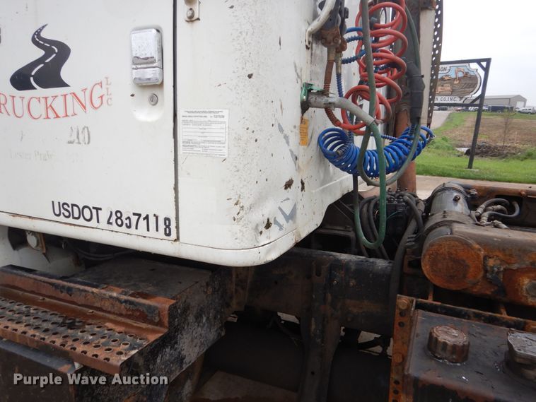 image for item FX9168 2000 International 8100  semi truck